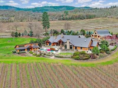 4 bedroom luxury House for sale in Medford, Oregon