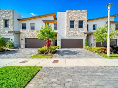 4 bedroom luxury Townhouse for sale in Doral, Florida