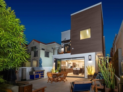 Luxury 3 bedroom Detached House for sale in Huntington Beach, California
