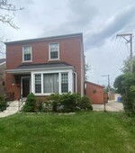 7542 N Rockwell Street, Chicago, IL 60645