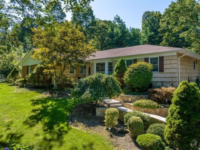 28 Stepping Stone Crescent, Dix Hills, NY, 11746 | Nest Seekers