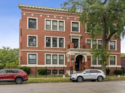 3733 S Lake Park Ave #2N, Chicago, IL 60653