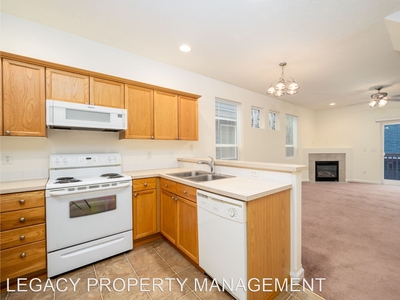 8422 SE Clinton ST., Portland, OR 97266 - Apartment for Rent