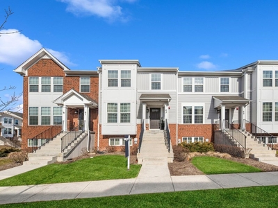 3 bedroom luxury Townhouse for sale in Des Plaines, Illinois