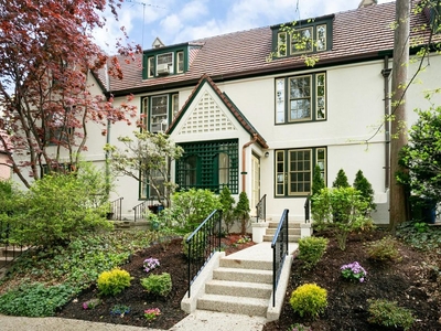 10 room luxury House for sale in Forest Hills, New York