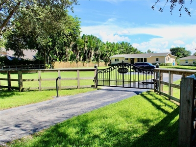 4 bedroom luxury Villa for sale in Davie, Florida