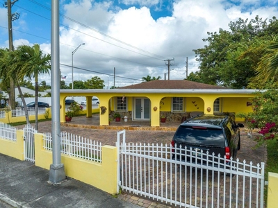 Luxury 4 bedroom Detached House for sale in Hialeah, Florida