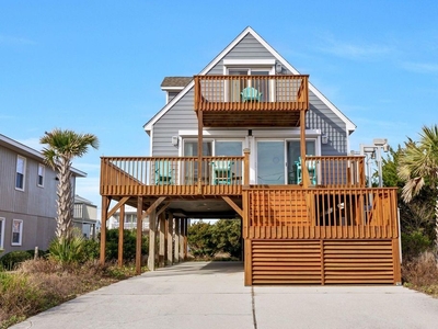 3 bedroom luxury Detached House for sale in Topsail Beach, North Carolina