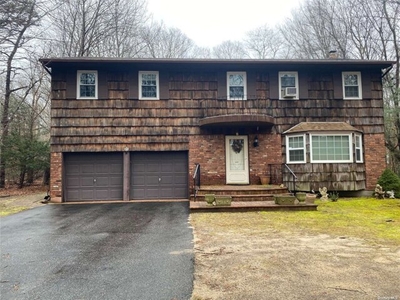Home For Sale In Manorville, New York