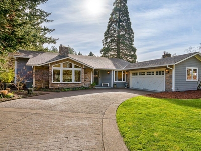 4 bedroom luxury House for sale in Lake Oswego, Oregon