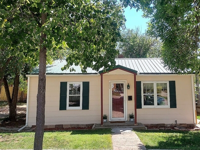 509 Albany Ave, Hot Springs, SD 57747