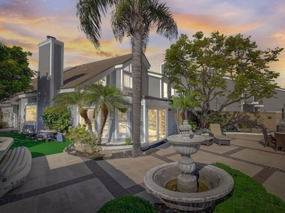 Luxury Townhouse for sale in Huntington Beach, United States