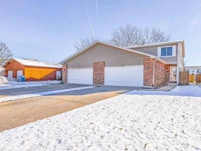 4 bedroom, Crest Hill IL 60403