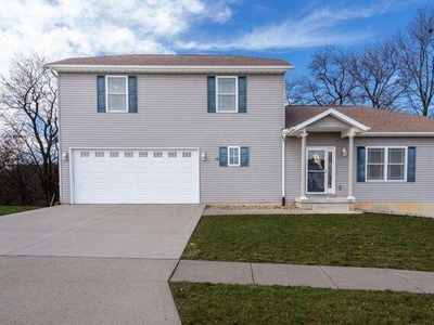4 bedroom, Le Claire IA 52753